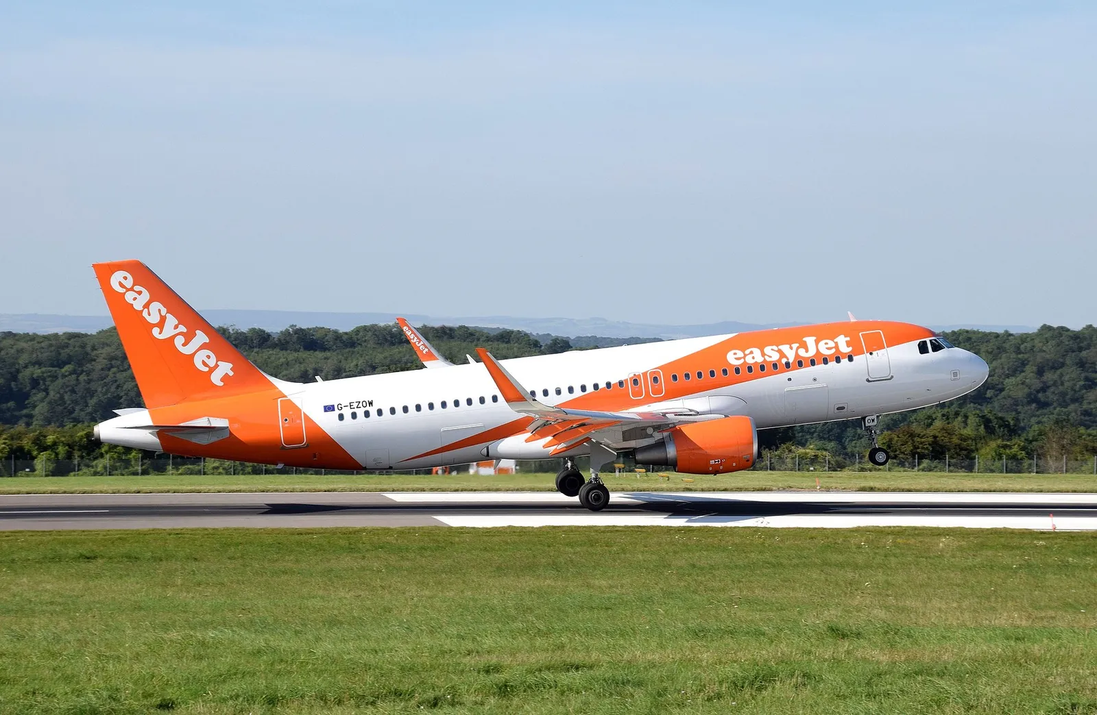 An easyJet Airbus A320 coming in to land