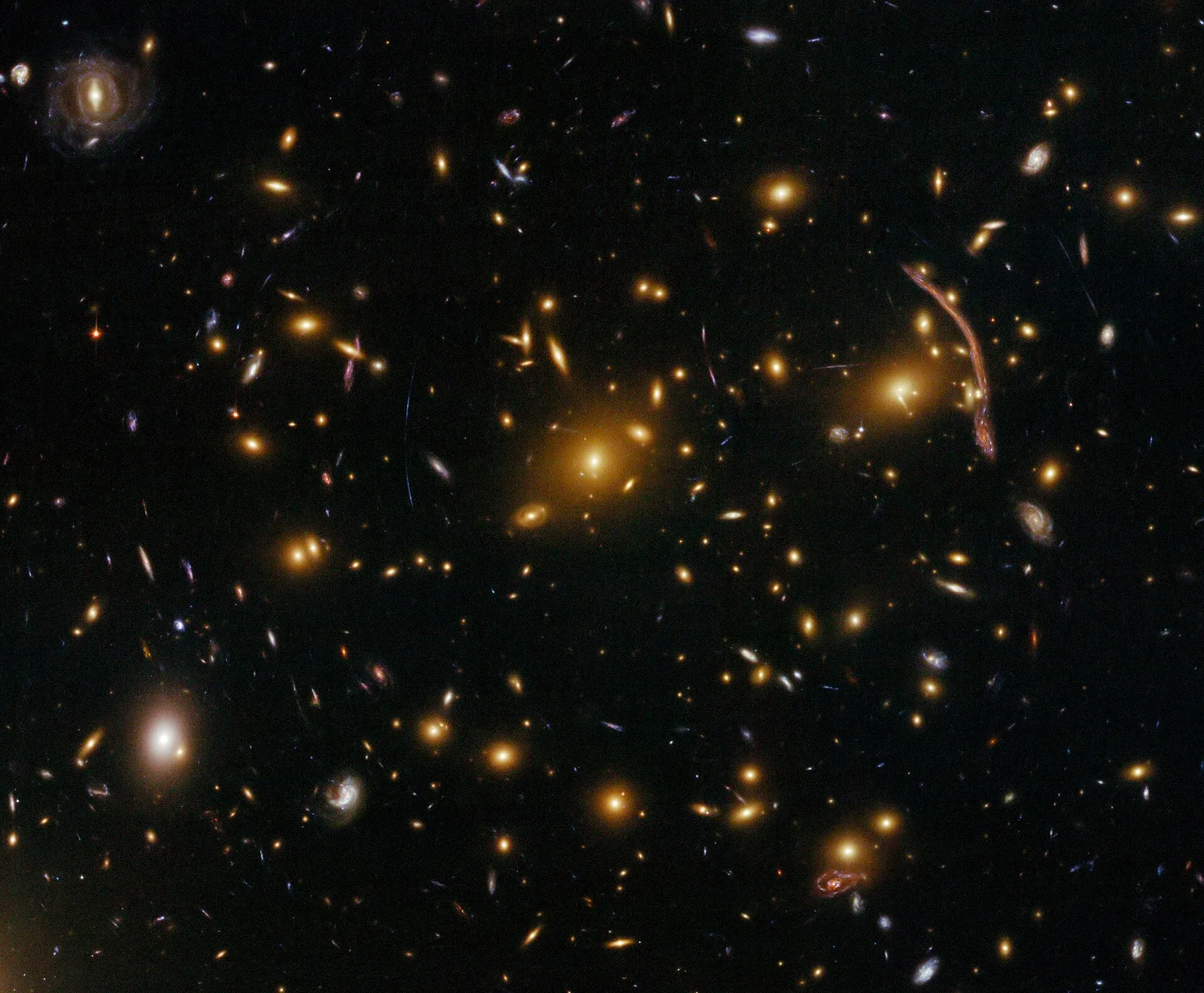 Gravitational lensing arcs in the galaxy cluster Abell 370, imaged by Hubble