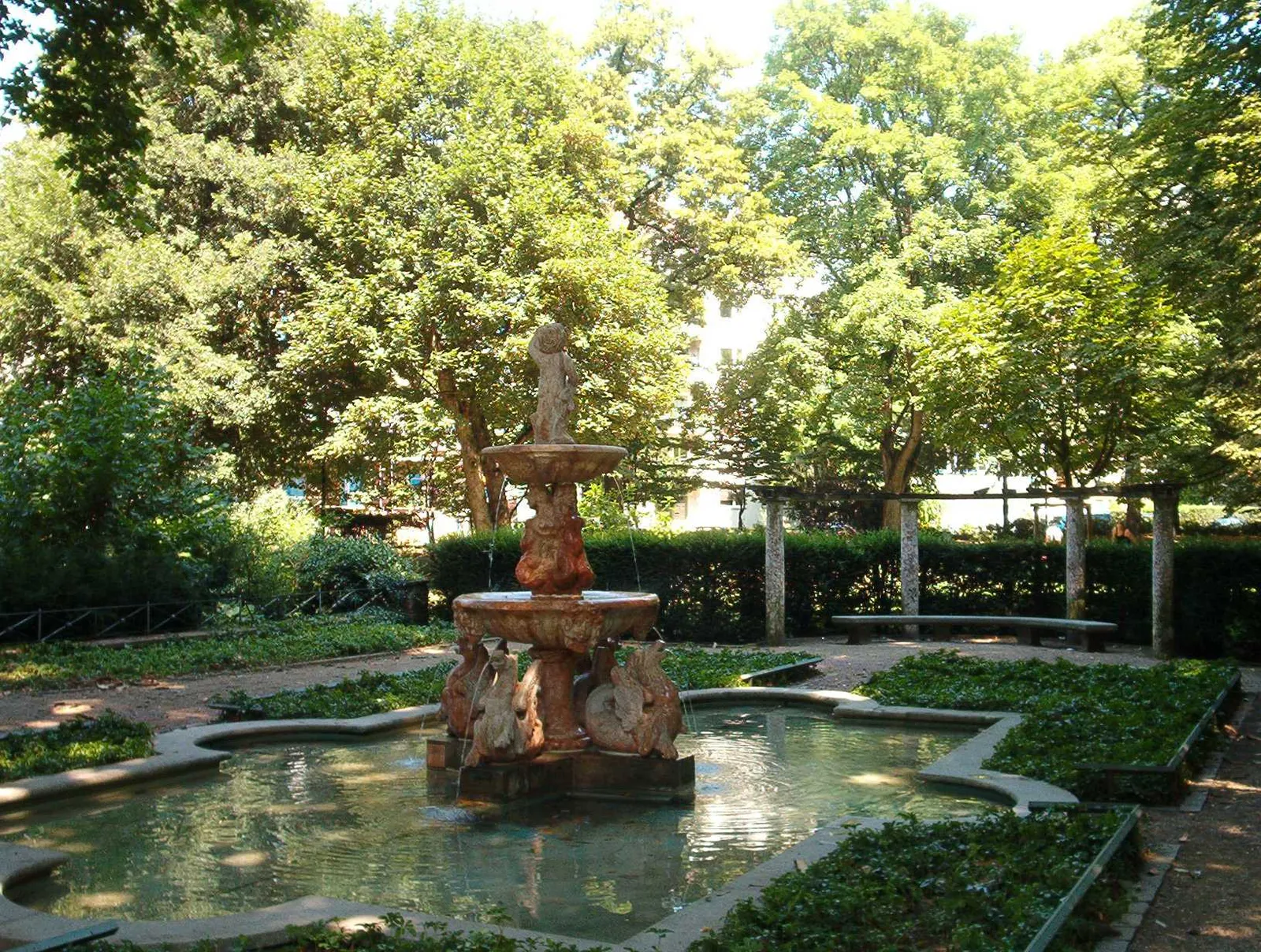 A fountain in a Frankfurt park during summer