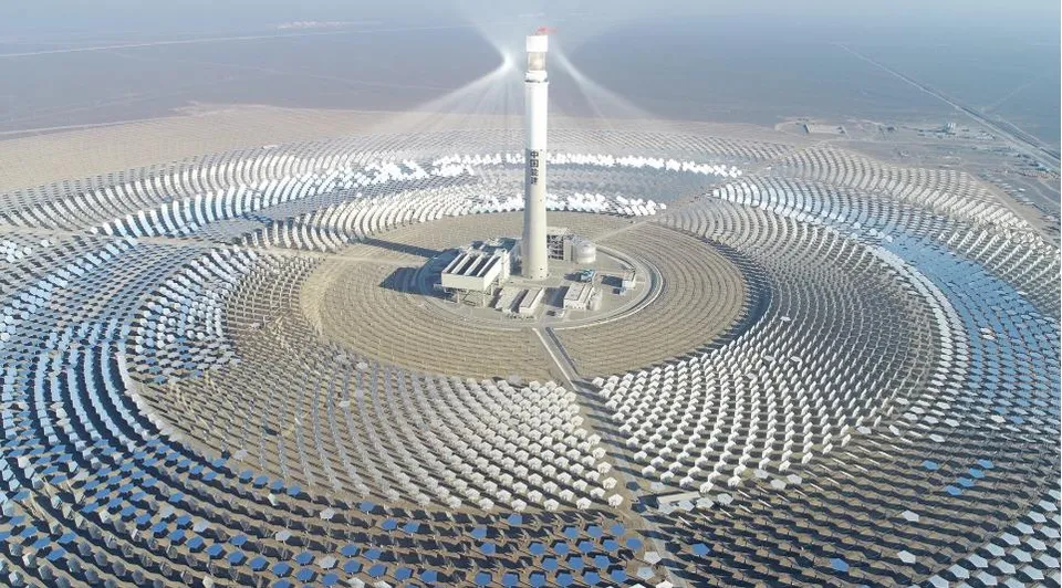 A molten-salt solar power tower surrounded by mirrors