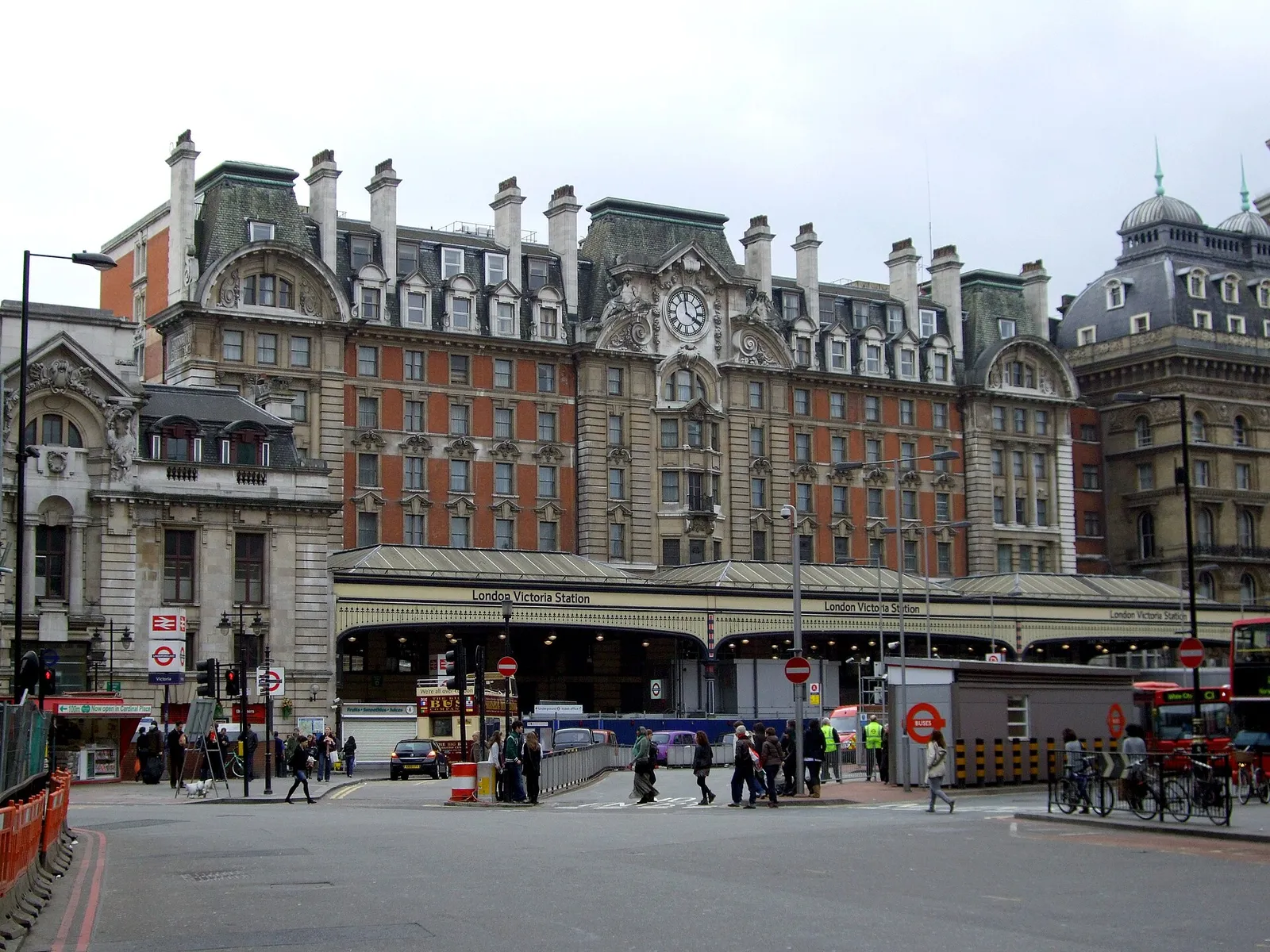 Concourse of a major London railway station